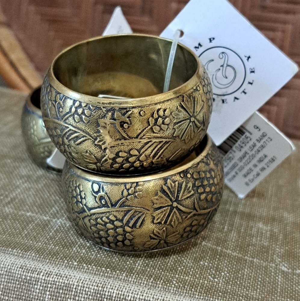 Brass Napkin Rings (4) Embossed Grape Leaf - Picture 3 of 6